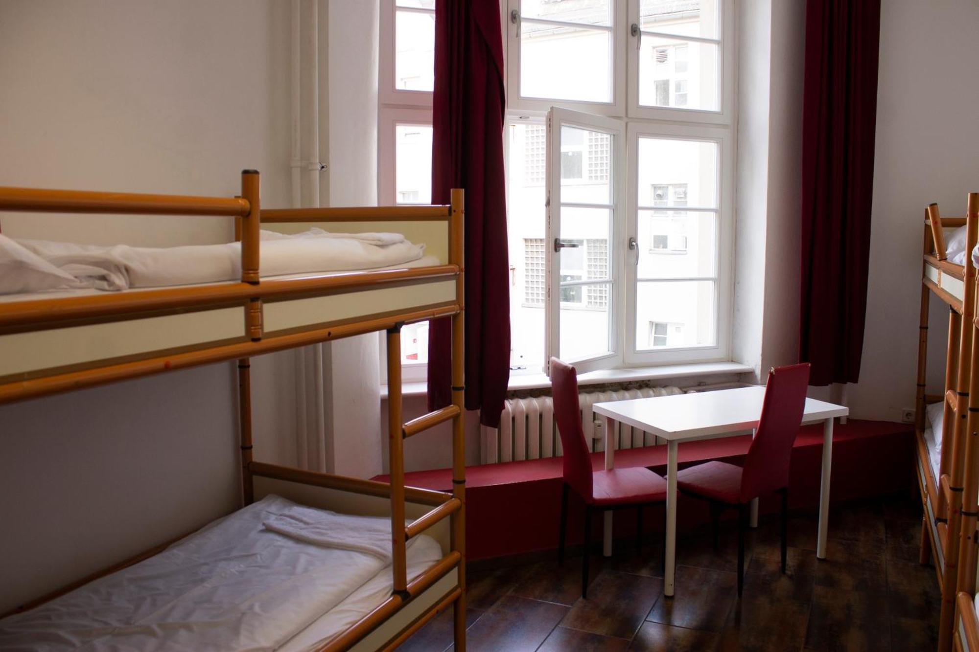 Single Bed in Mixed Dormitory Room (8 people)